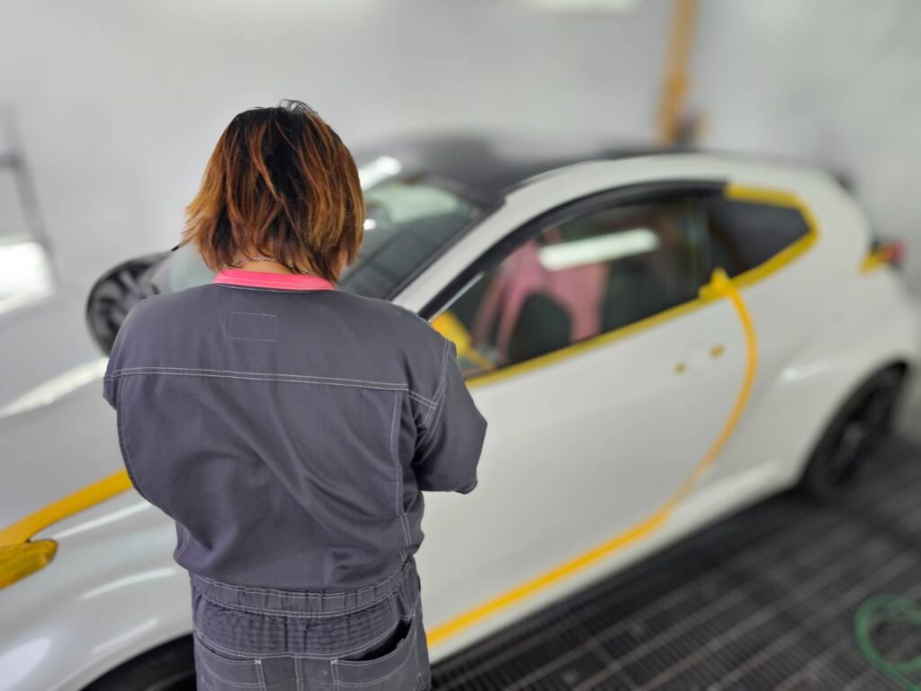 板金修理の作業をしている写真です