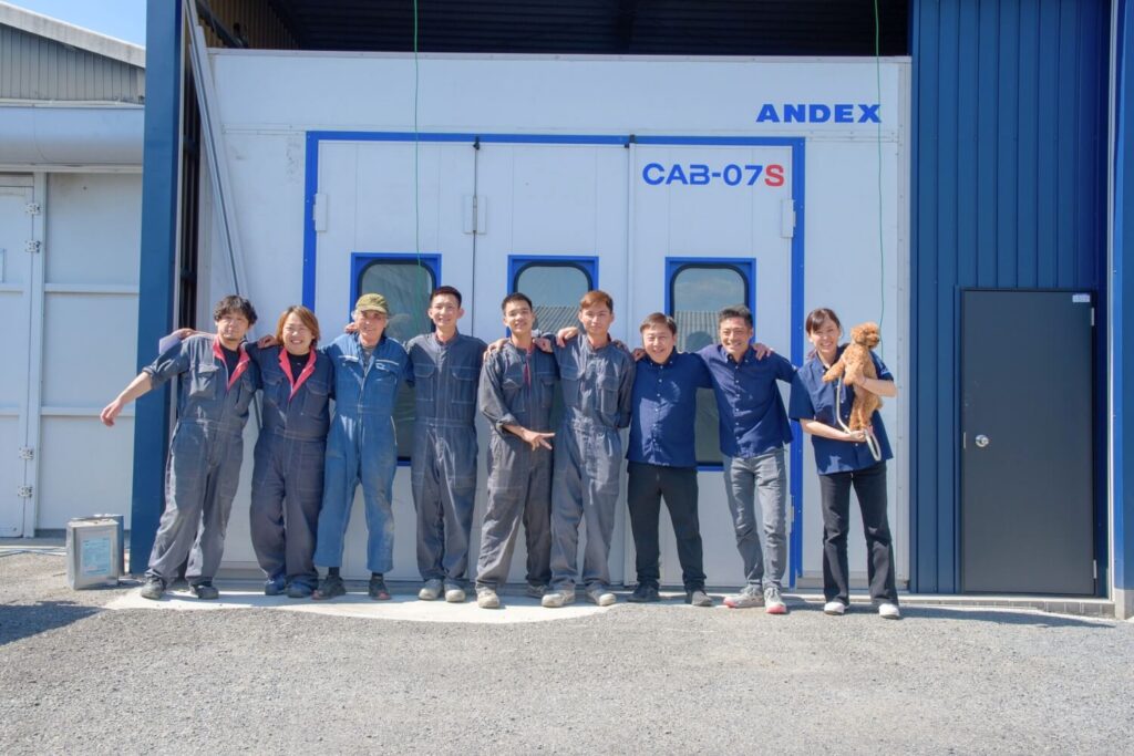 エヌファクトリーのスタッフが勢揃いしている写真です。