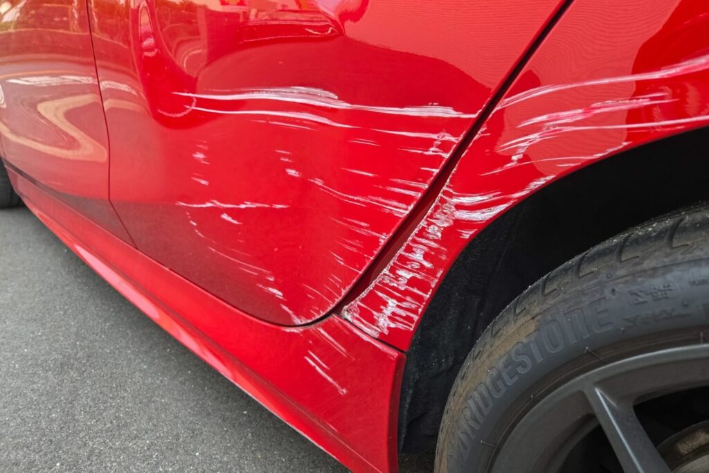 BMWの側面に大きな傷がついている画像です。