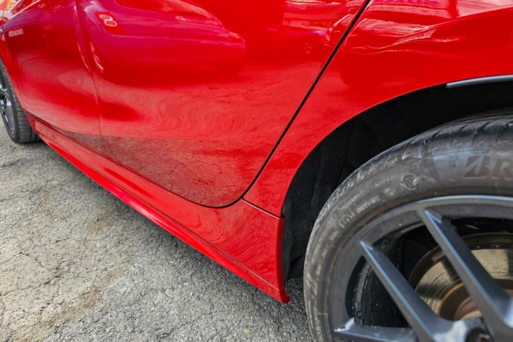 修理されてすっかり綺麗になったBMWの側面の写真です。